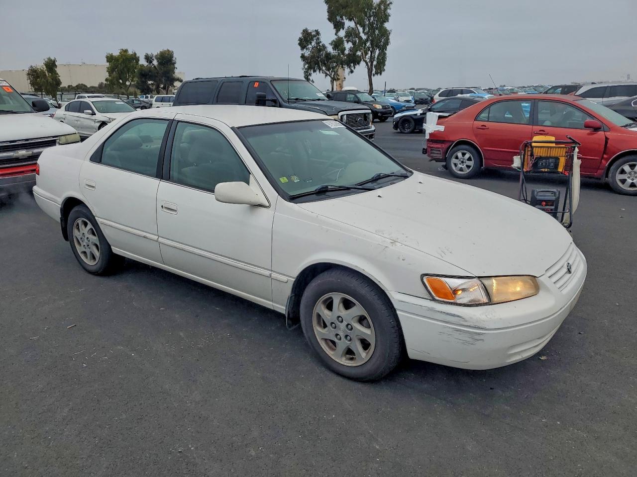 1999 TOYOTA CAMRY LE photo 4