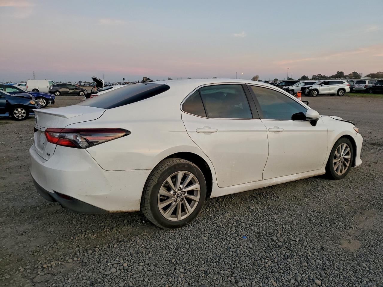 2022 TOYOTA CAMRY LE photo 3