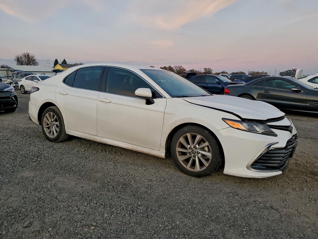 2022 TOYOTA CAMRY LE photo 4