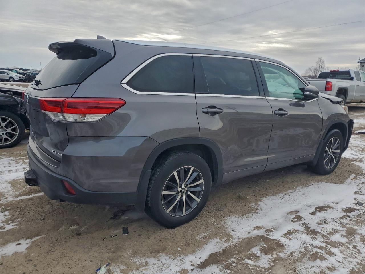2017 TOYOTA HIGHLANDER SE photo 3