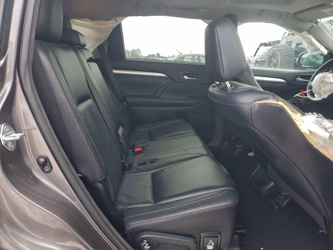 2017 TOYOTA HIGHLANDER SE photo 11