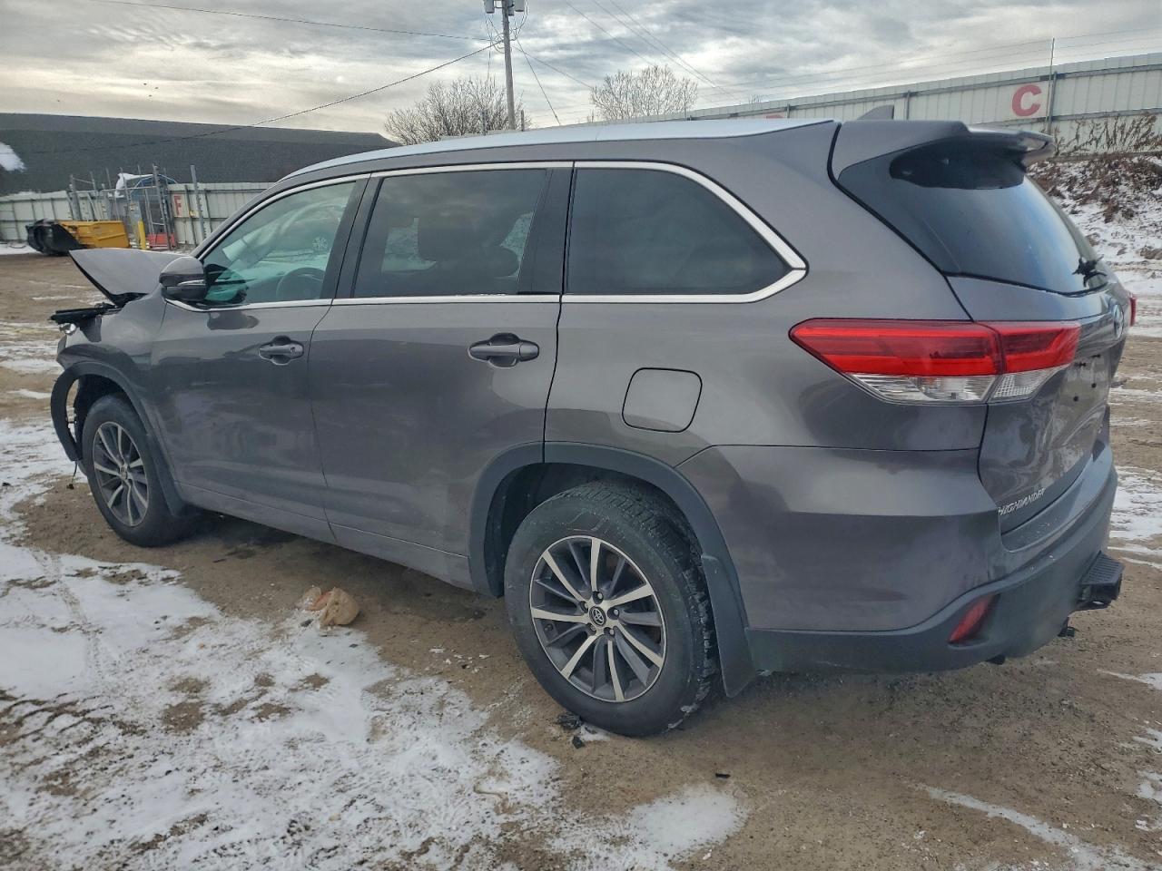 2017 TOYOTA HIGHLANDER SE photo 2