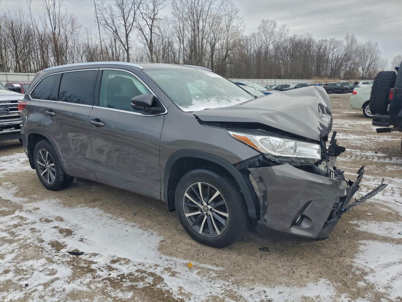 2017 TOYOTA HIGHLANDER SE photo 4