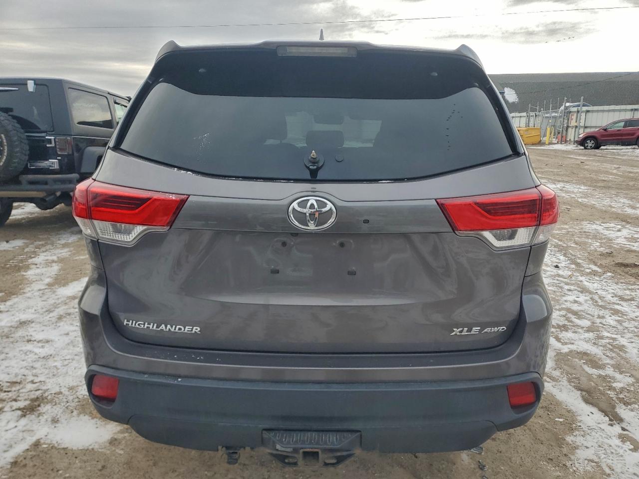 2017 TOYOTA HIGHLANDER SE photo 6