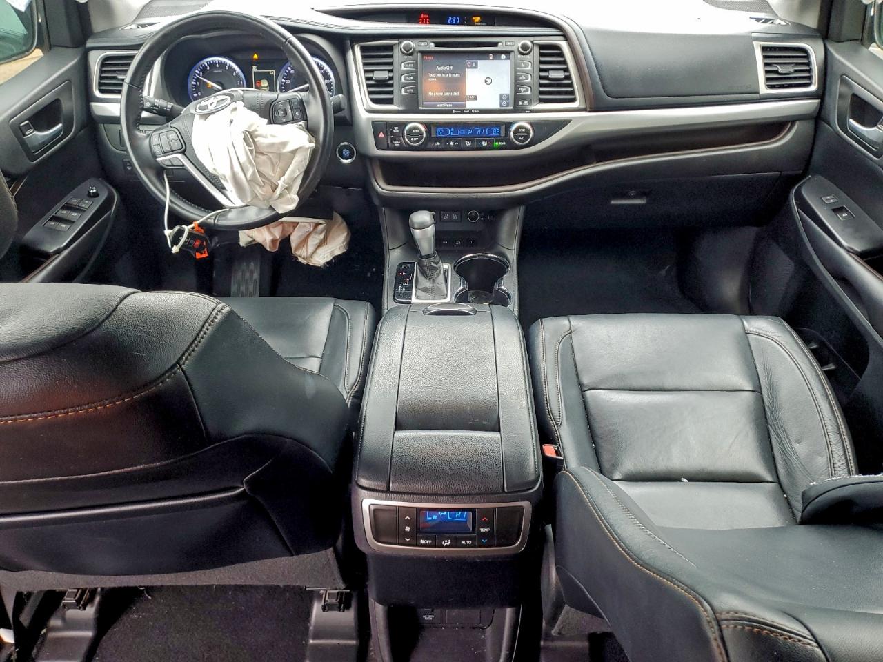 2017 TOYOTA HIGHLANDER SE photo 8