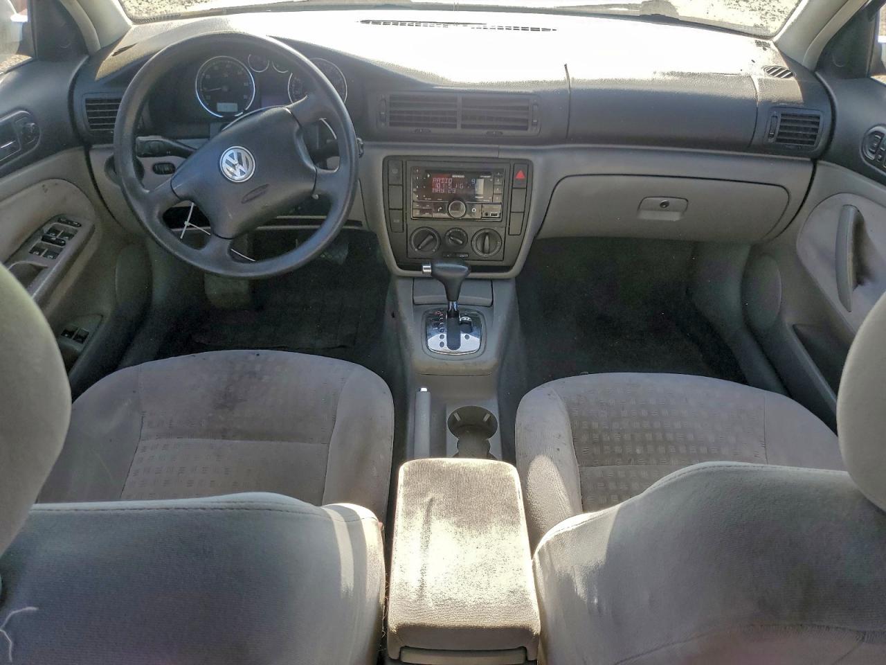 2004 VOLKSWAGEN PASSAT GLS photo 8