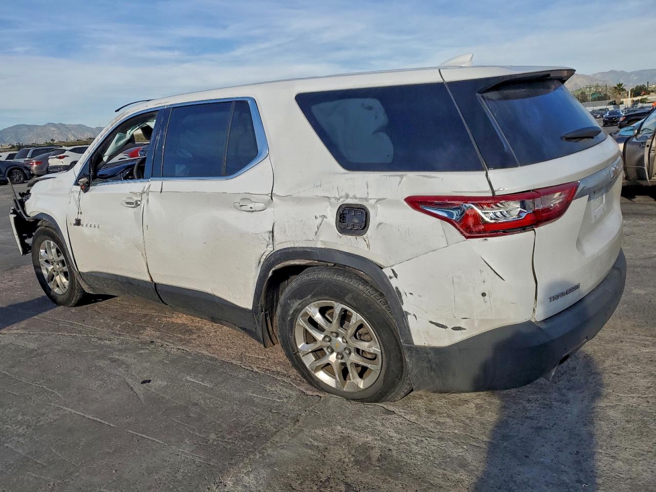 2020 CHEVROLET TRAVERSE LS photo 2