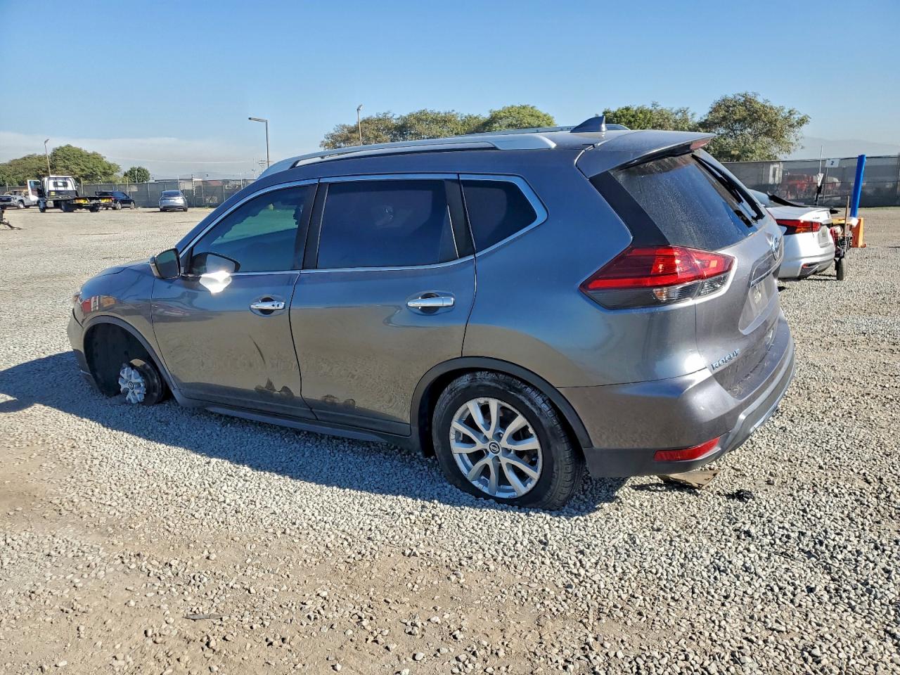 2017 NISSAN ROGUE SV photo 3