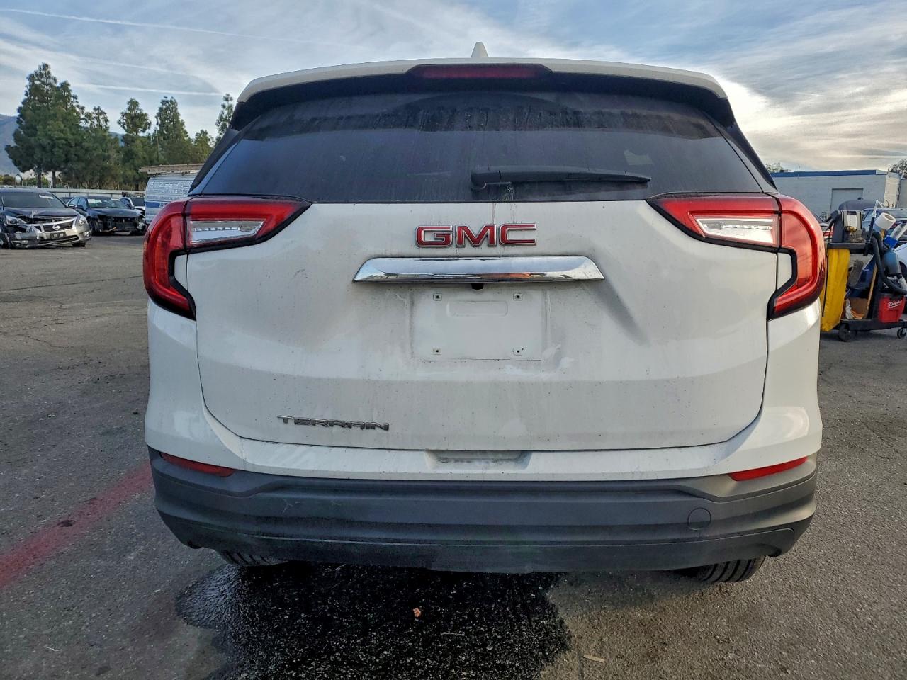 2024 GMC TERRAIN SLE photo 11