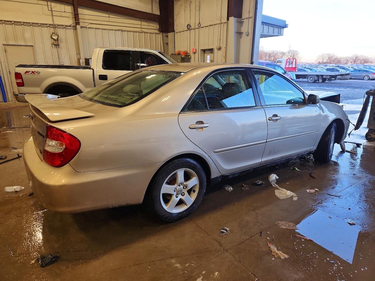 2002 TOYOTA CAMRY LE photo 3