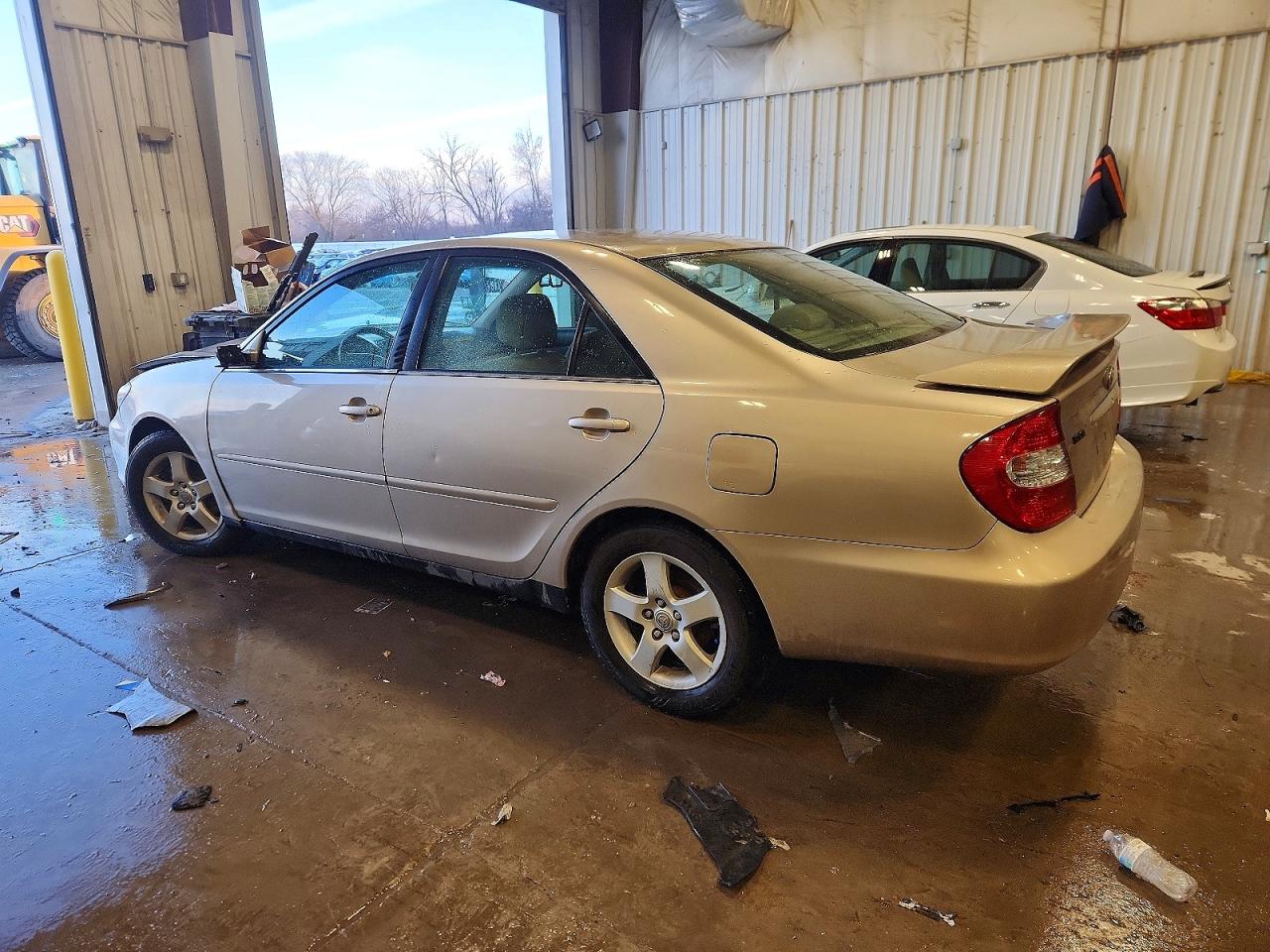 2002 TOYOTA CAMRY LE photo 2