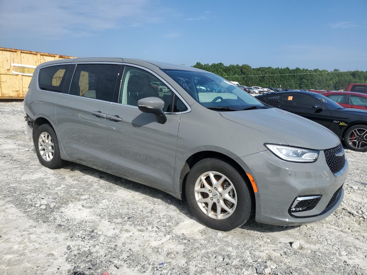 2023 CHRYSLER PACIFICA TOURING L photo 4