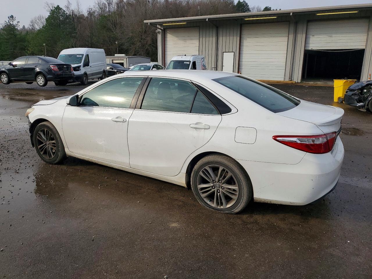 2015 TOYOTA CAMRY LE photo 2