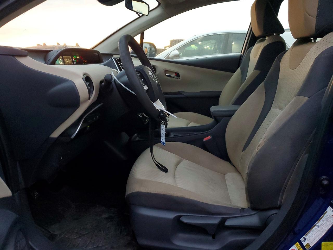 2017 TOYOTA PRIUS photo 7