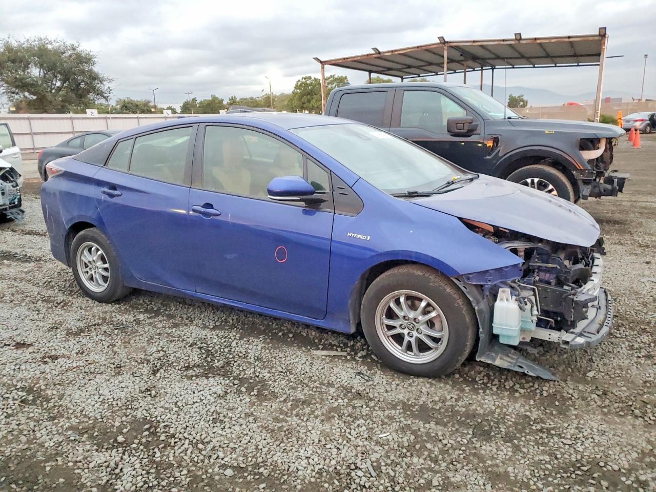 2017 TOYOTA PRIUS photo 4