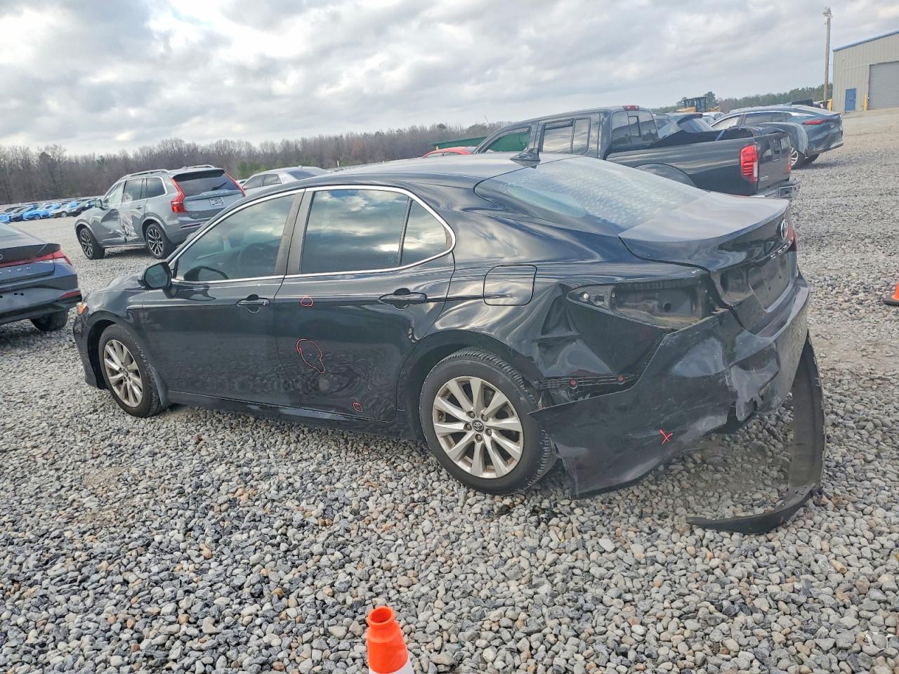 2020 TOYOTA CAMRY LE photo 2
