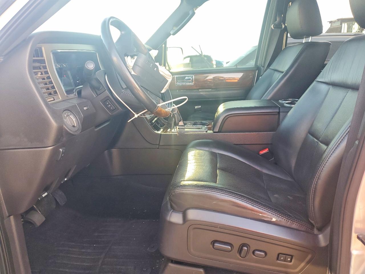 2012 LINCOLN NAVIGATOR photo 7