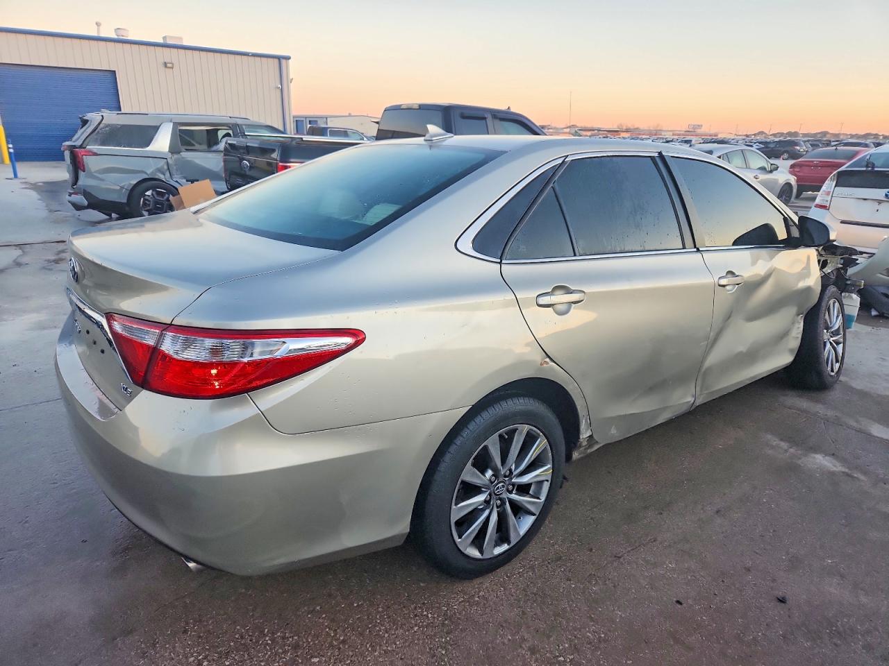 2017 TOYOTA CAMRY LE photo 3