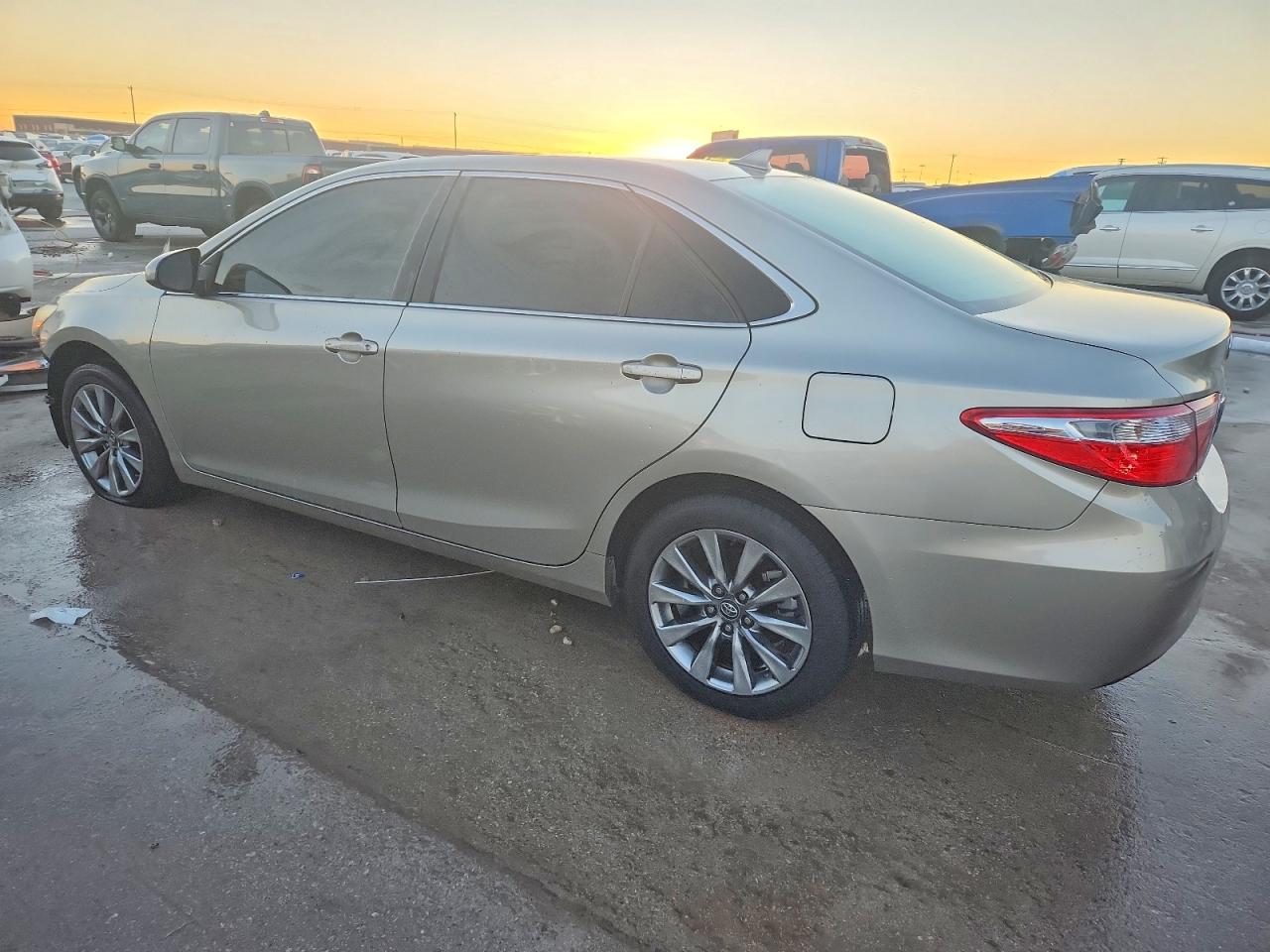 2017 TOYOTA CAMRY LE photo 2