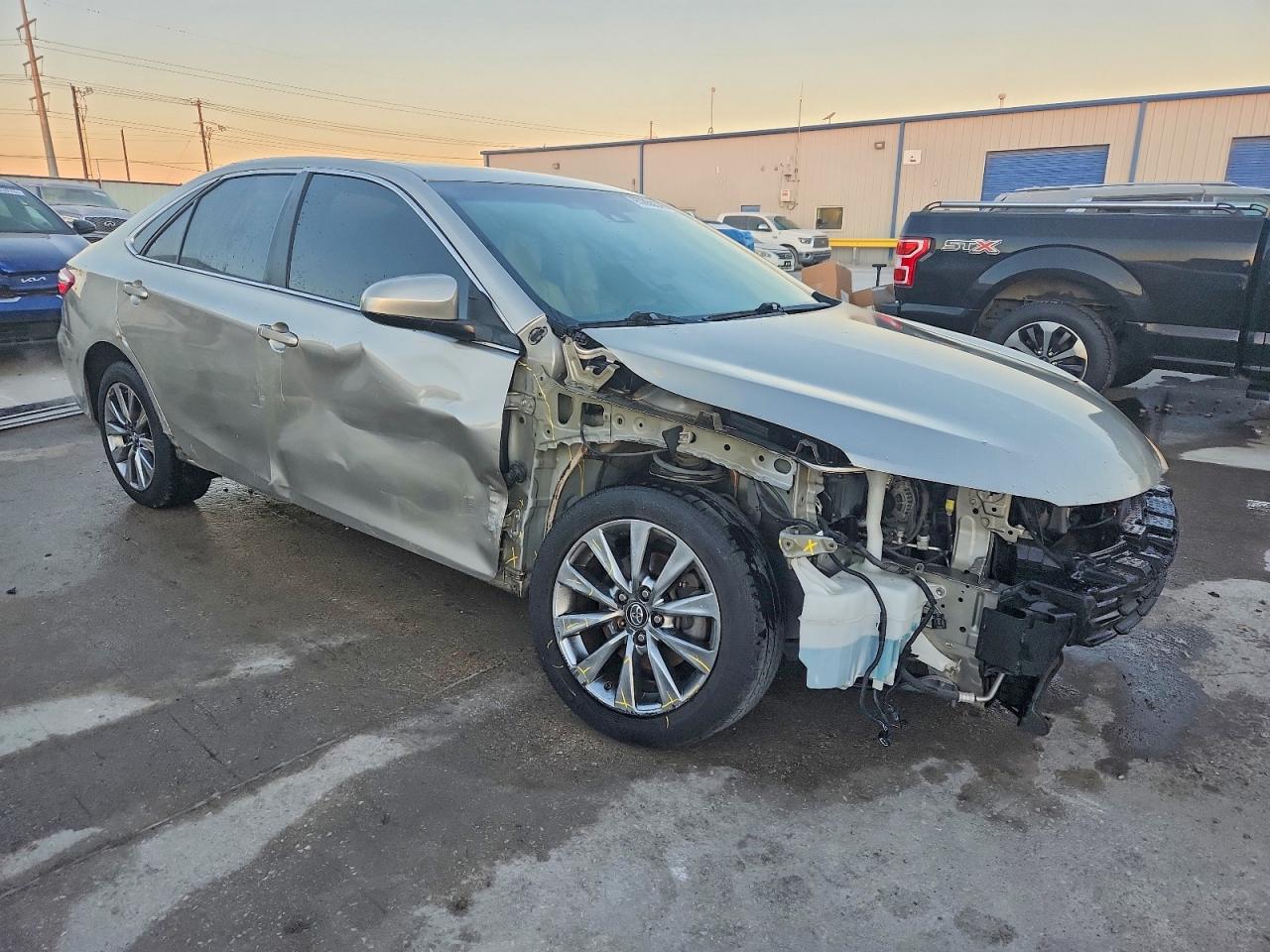 2017 TOYOTA CAMRY LE photo 4
