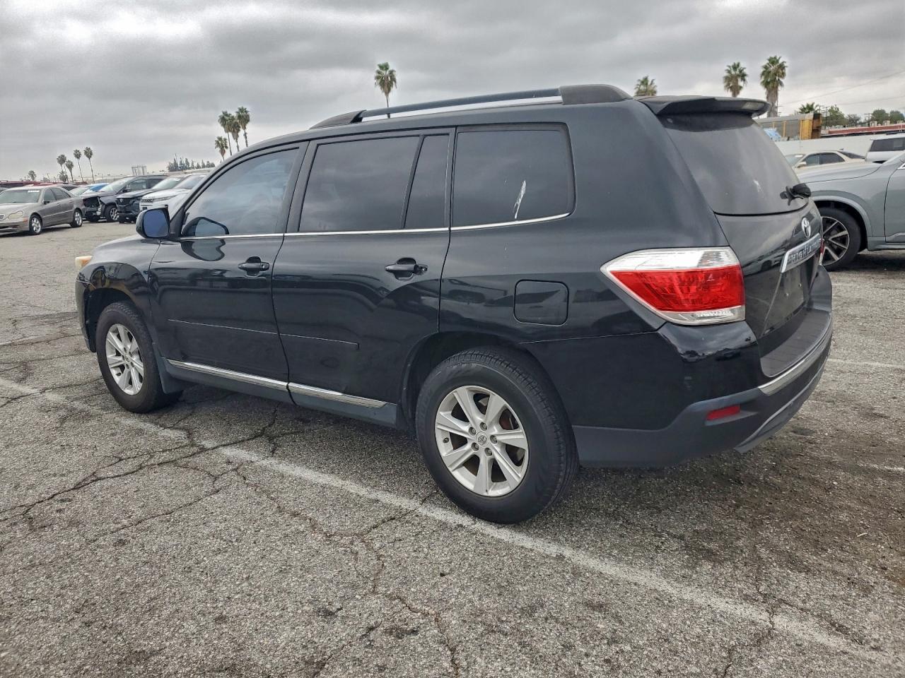 2011 TOYOTA HIGHLANDER BASE photo 2