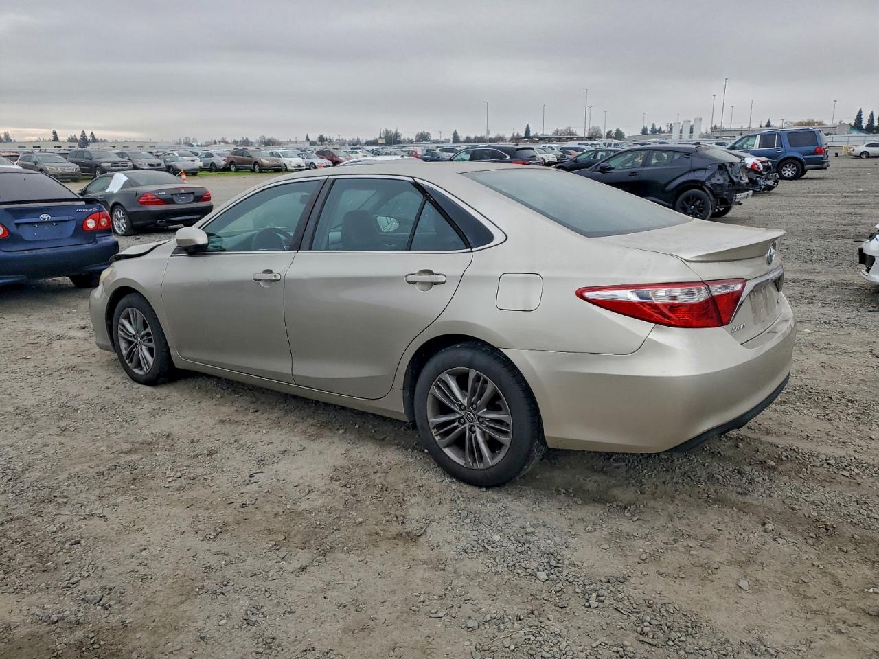 2015 TOYOTA CAMRY LE photo 2