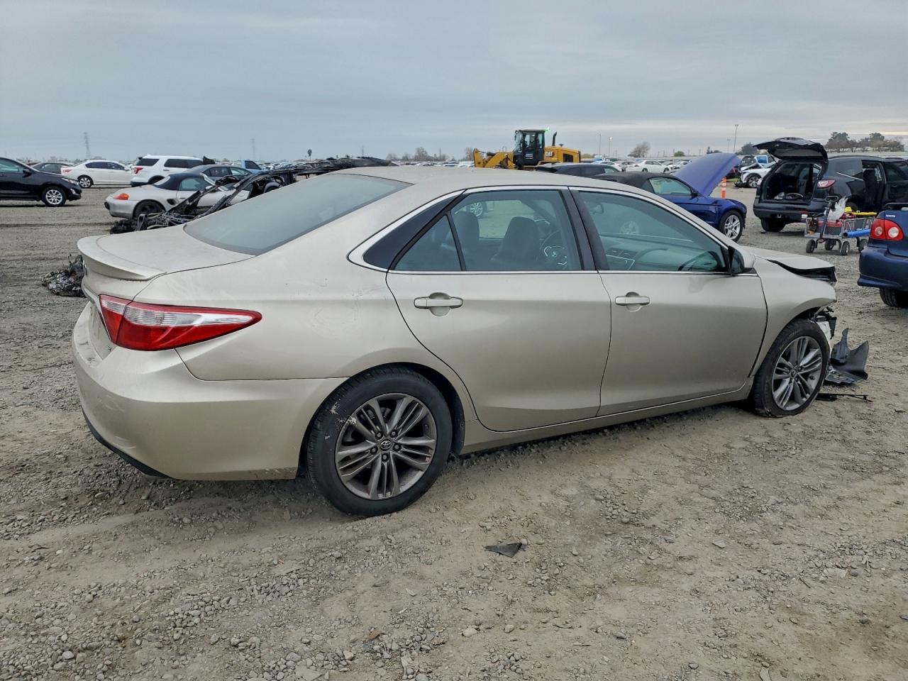 2015 TOYOTA CAMRY LE photo 3