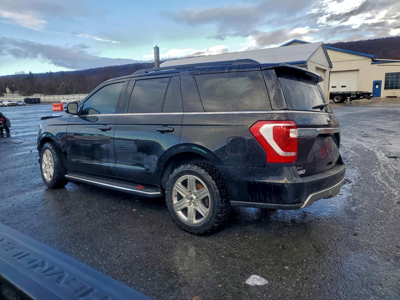 2018 FORD EXPEDITION XLT photo 2