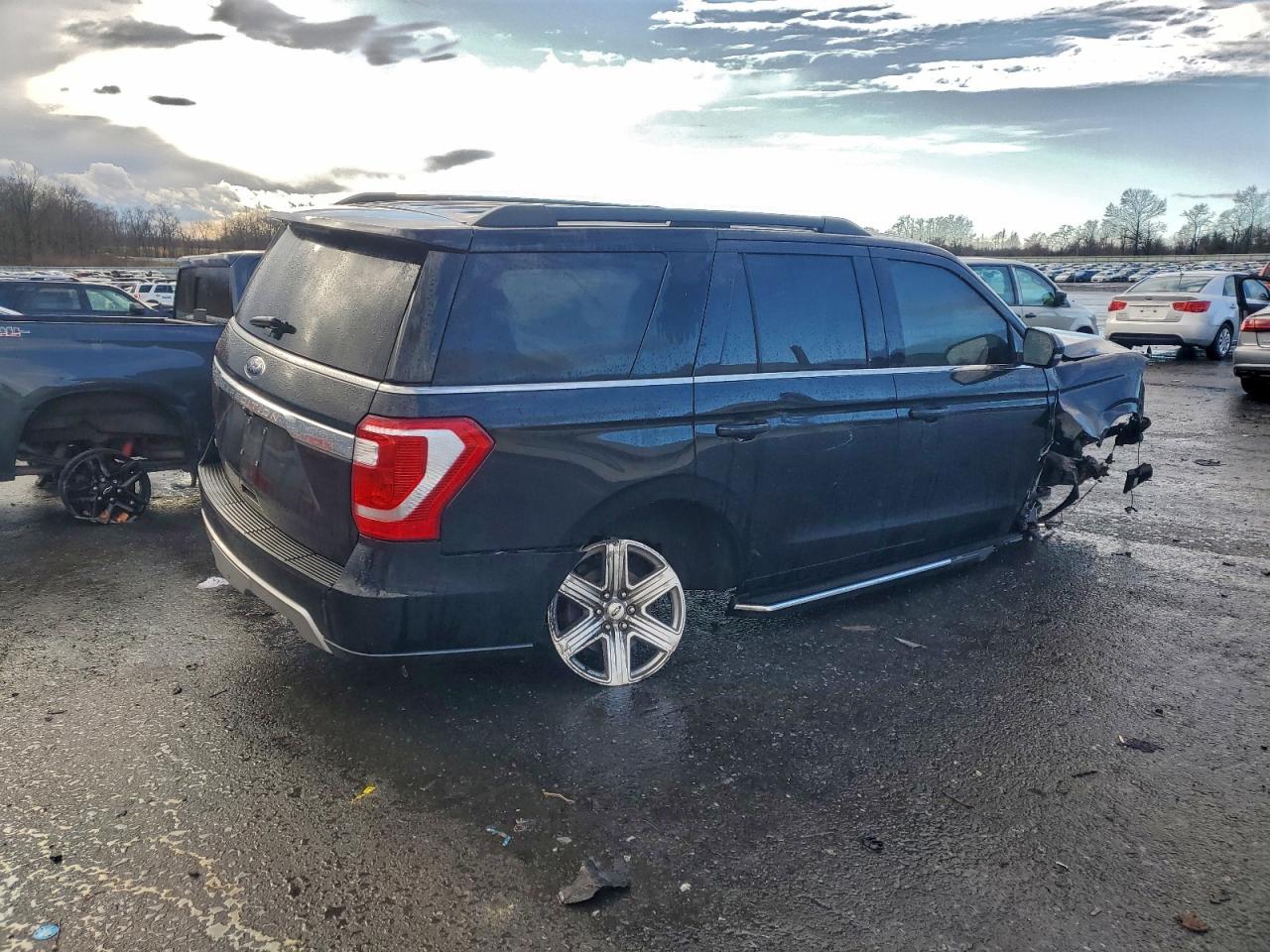 2018 FORD EXPEDITION XLT photo 3