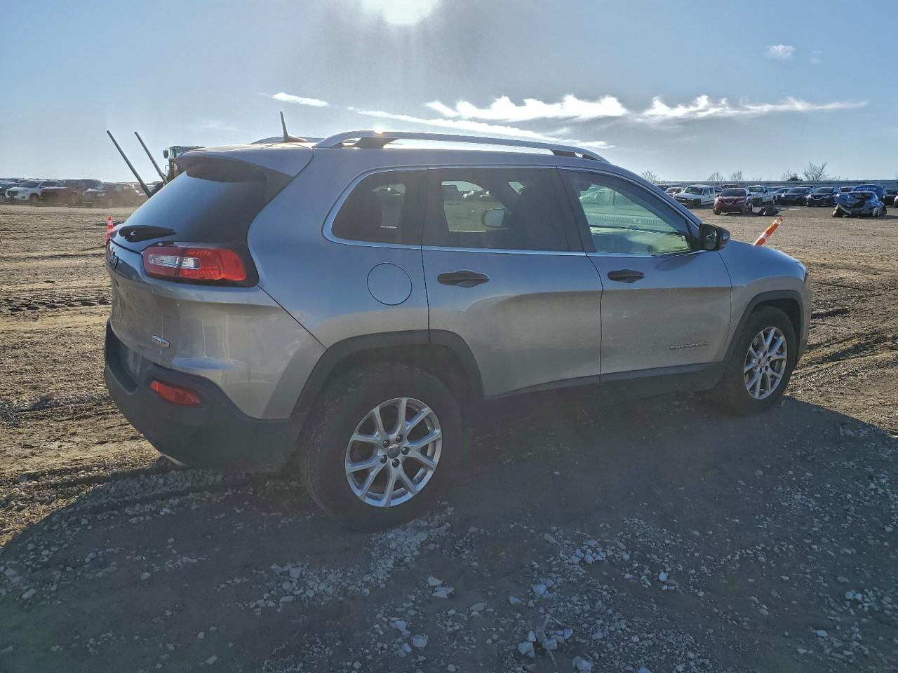 2016 JEEP CHEROKEE LATITUDE photo 3