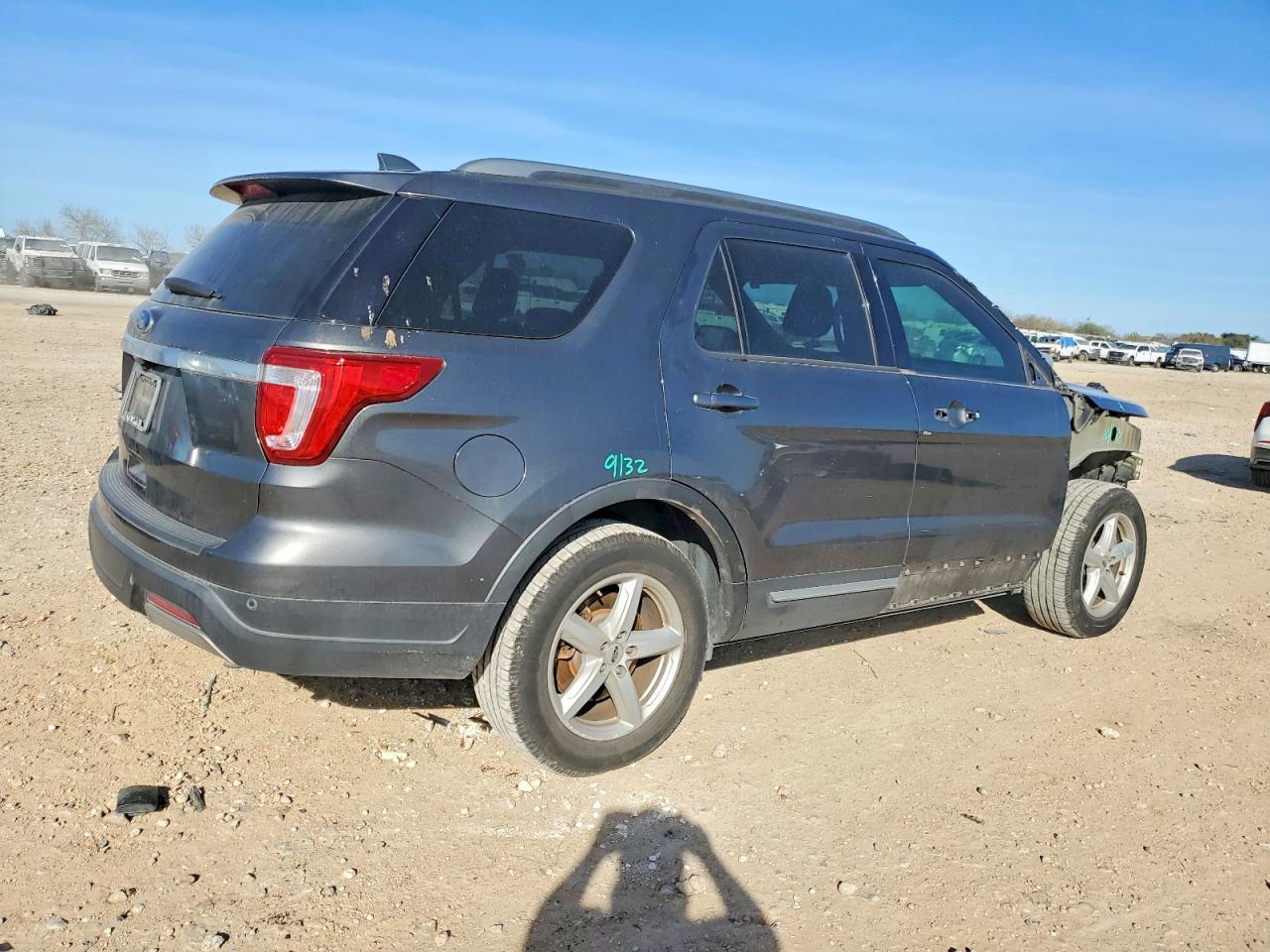 2019 FORD EXPLORER XLT photo 3