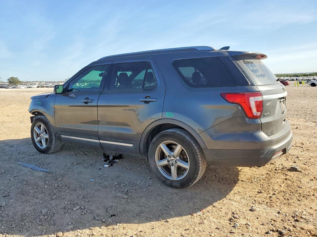 2019 FORD EXPLORER XLT photo 2