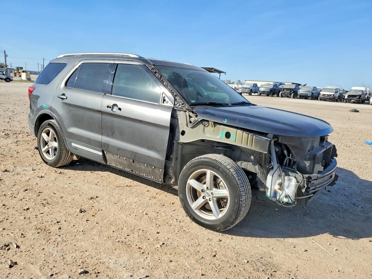 2019 FORD EXPLORER XLT photo 4