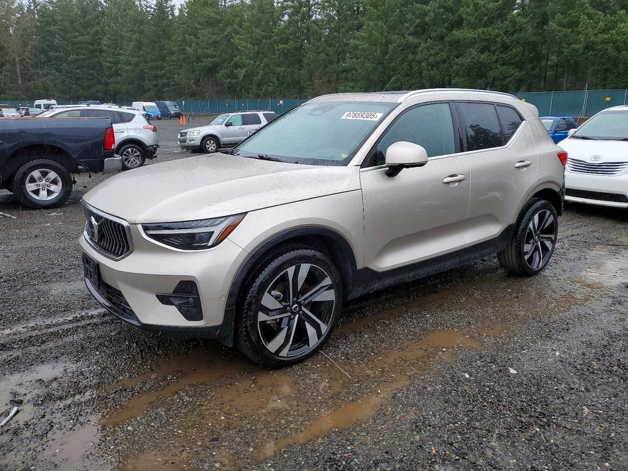 2023 VOLVO XC40