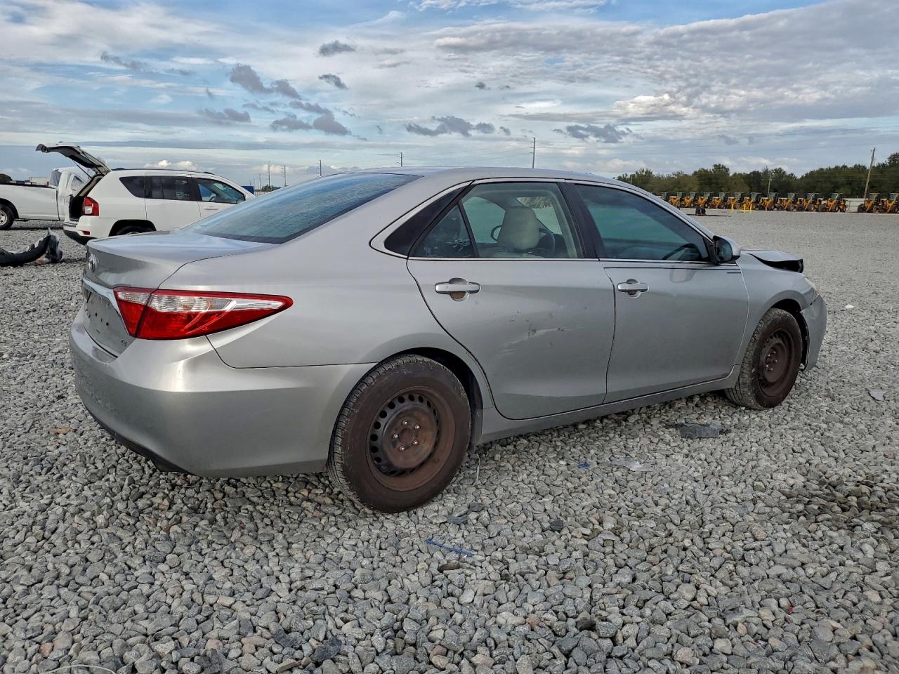 2016 TOYOTA CAMRY LE photo 3