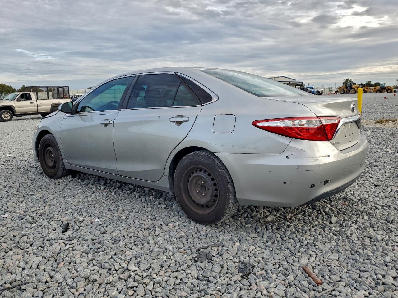 2016 TOYOTA CAMRY LE photo 2