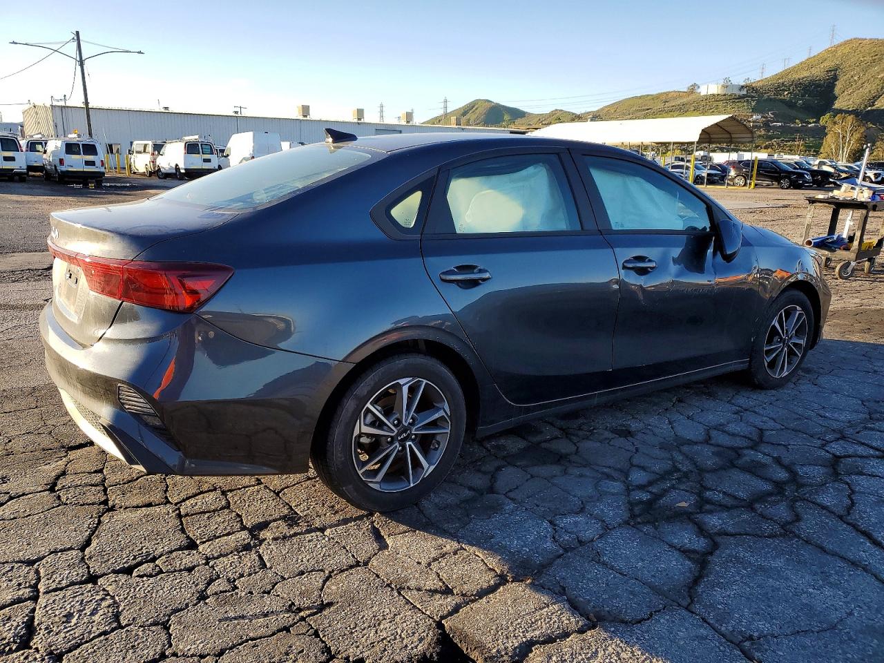 2023 KIA FORTE LX photo 3