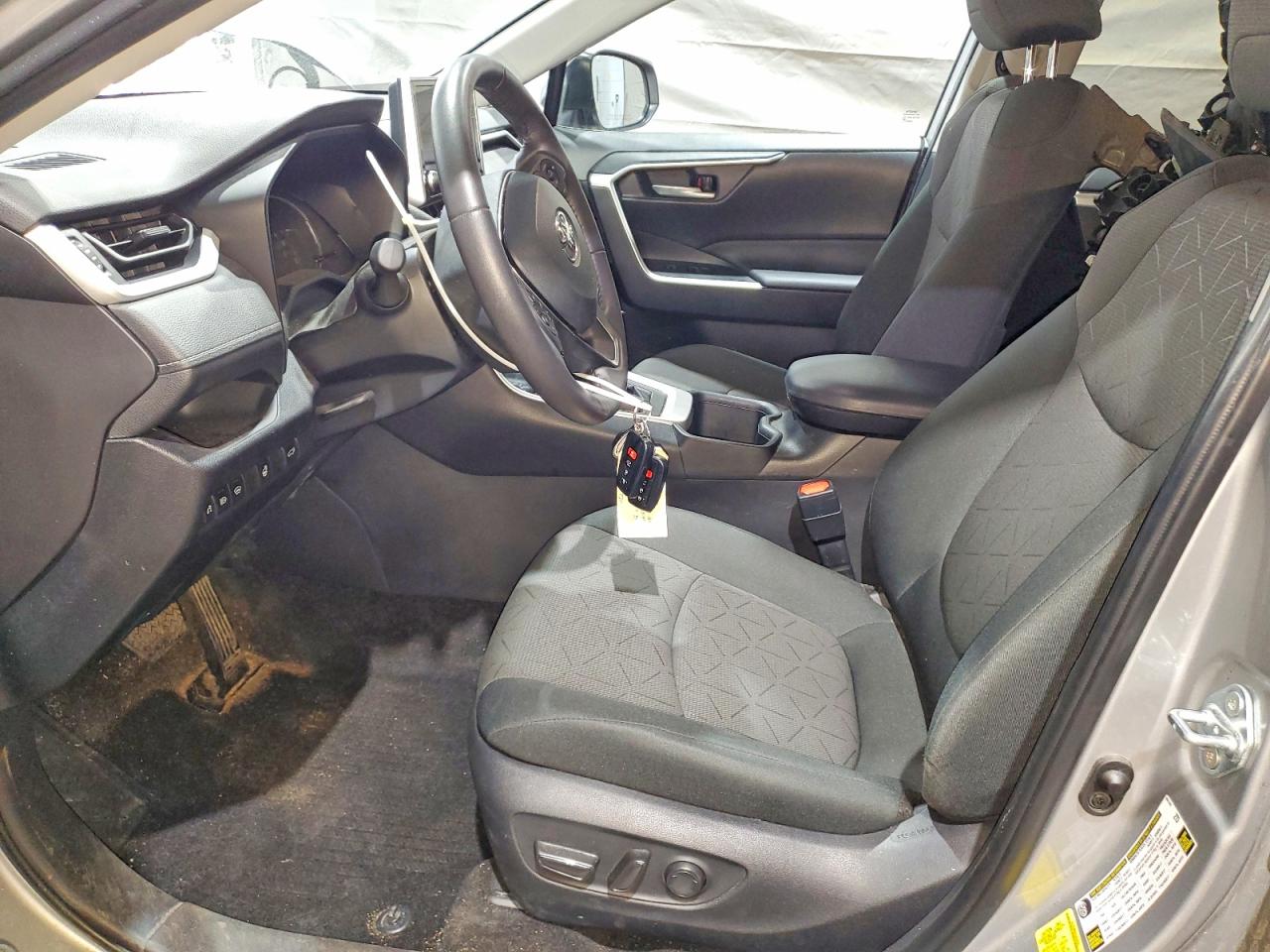 2024 TOYOTA RAV4 XLE photo 7