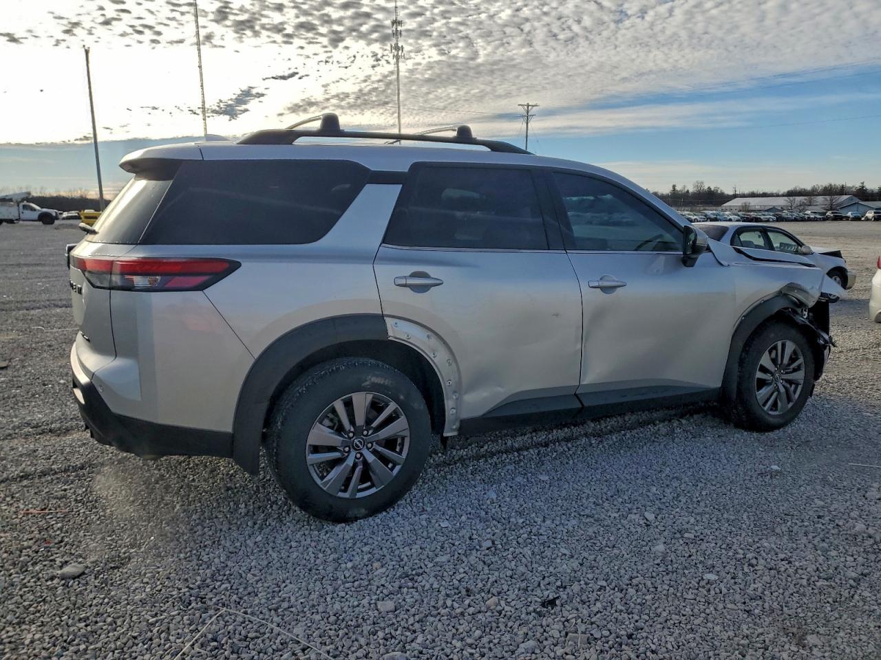 2023 NISSAN PATHFINDER SV photo 3