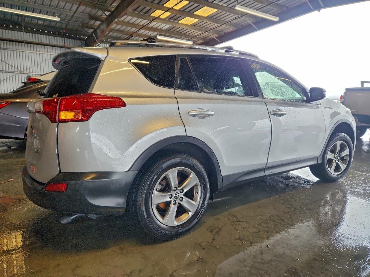 2015 TOYOTA RAV4 XLE photo 3