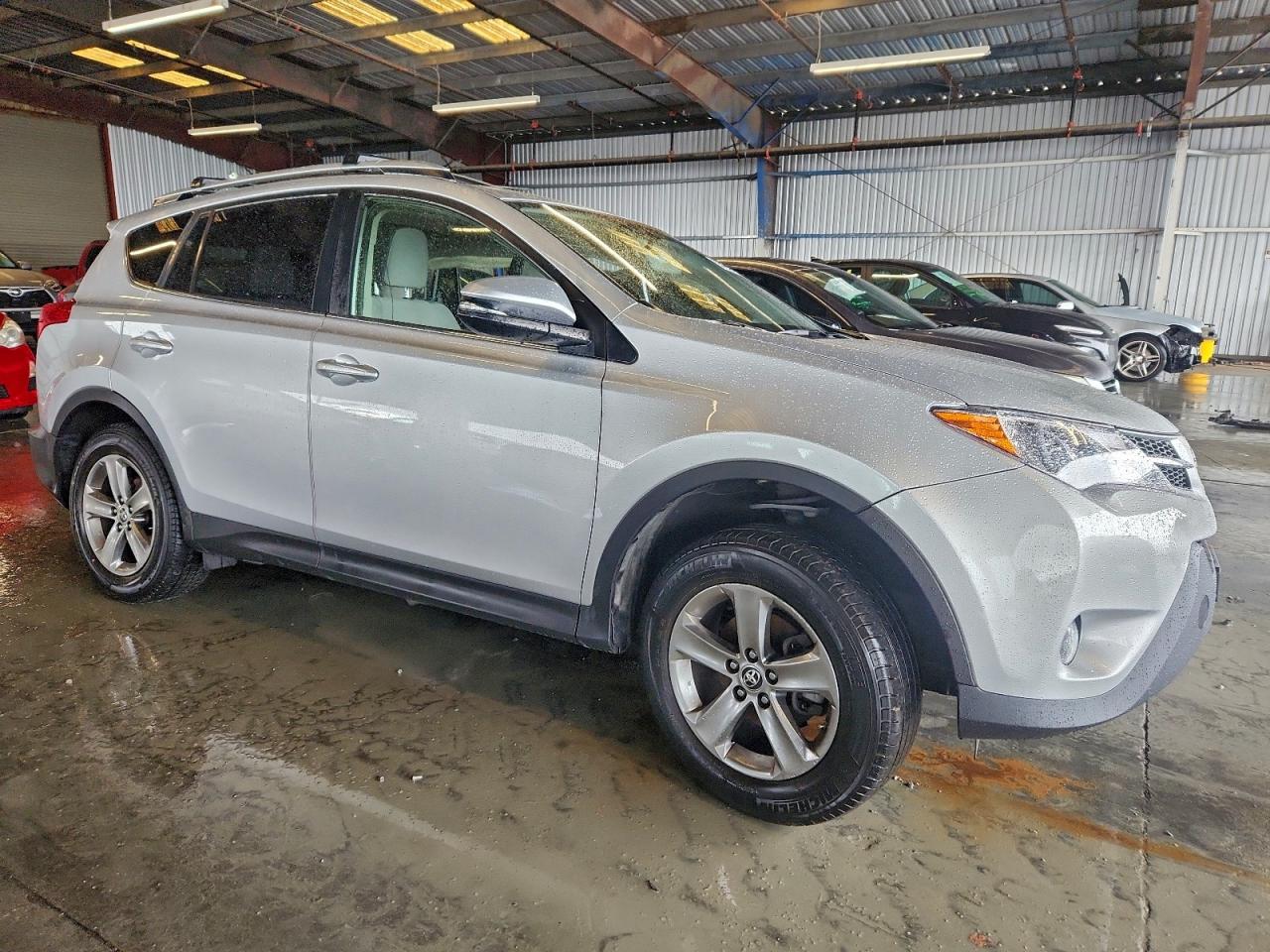2015 TOYOTA RAV4 XLE photo 4