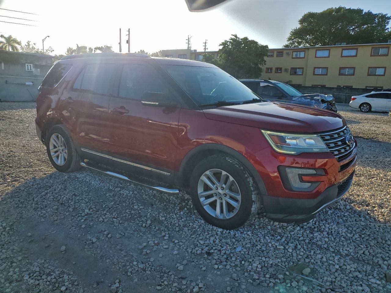 2017 FORD EXPLORER XLT photo 4