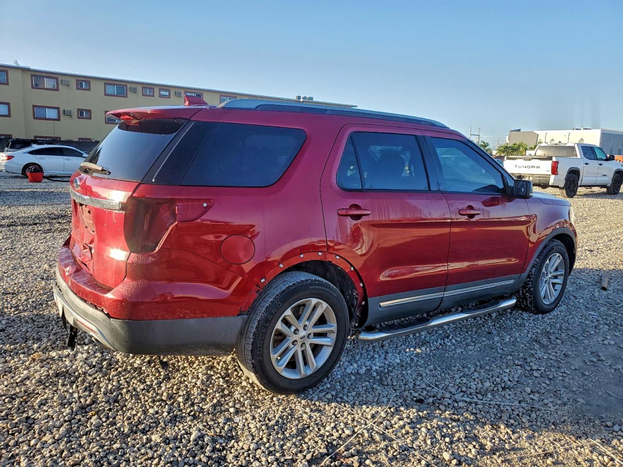 2017 FORD EXPLORER XLT photo 3