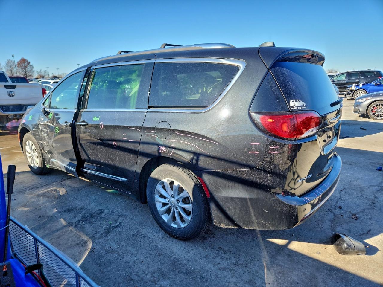 2019 CHRYSLER PACIFICA TOURING L photo 2
