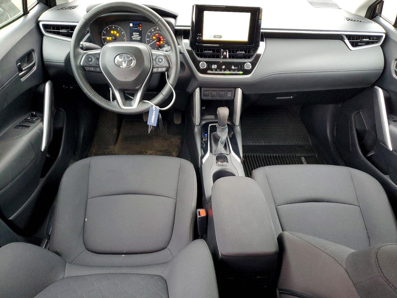 2024 TOYOTA COROLLA CROSS LE photo 8