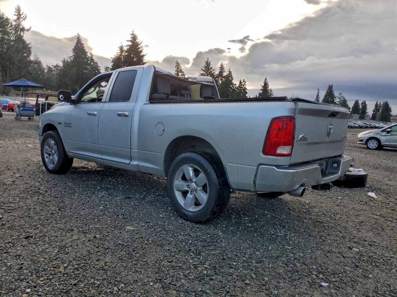 2016 RAM 1500 SLT photo 2