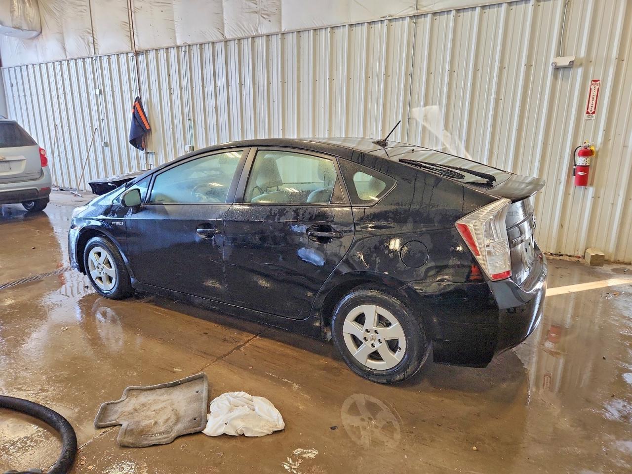 2011 TOYOTA PRIUS photo 2