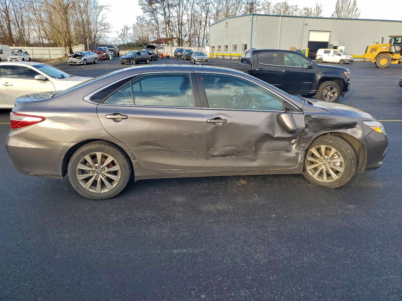 2015 TOYOTA CAMRY LE photo 3