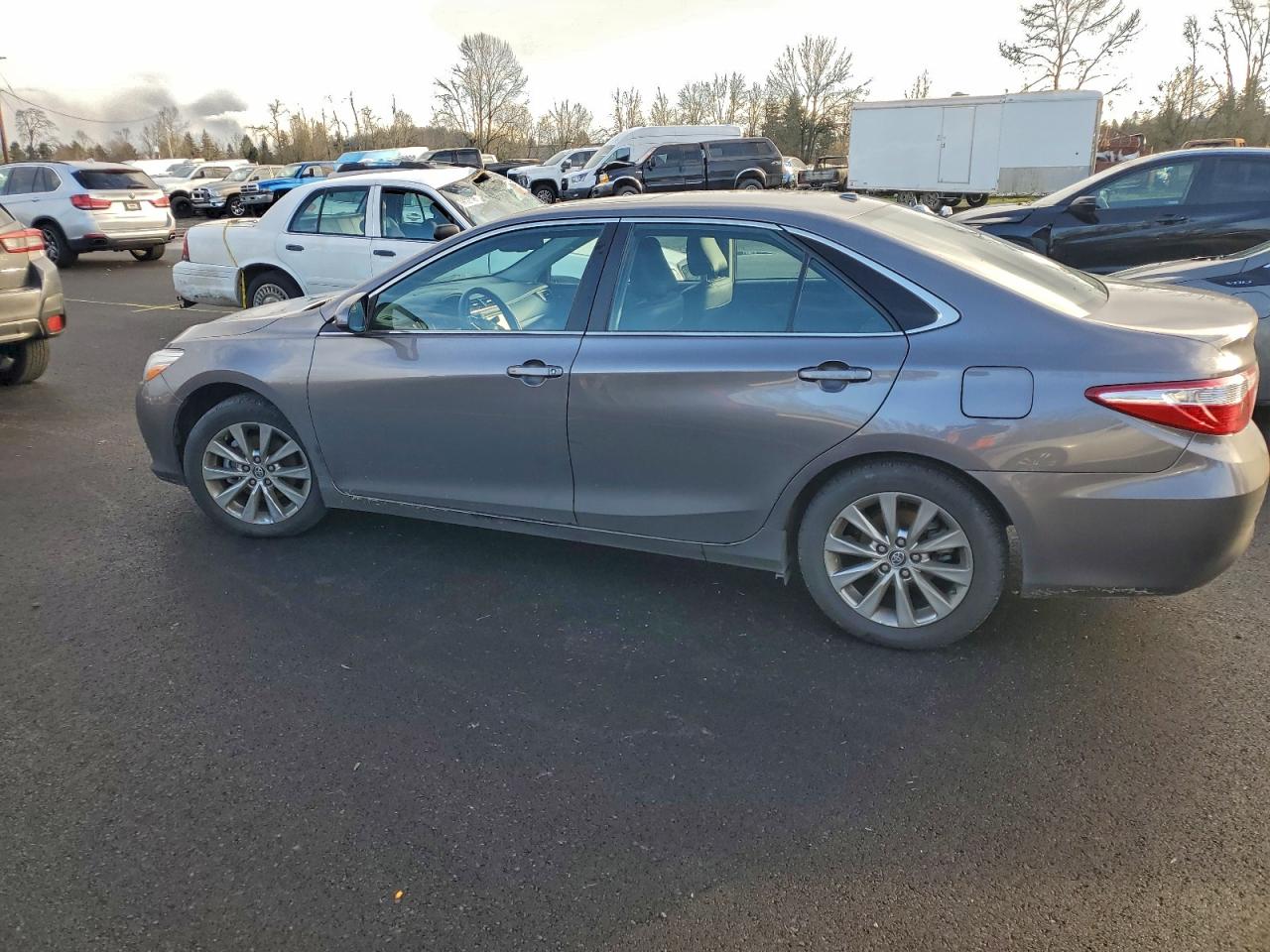 2015 TOYOTA CAMRY LE photo 2