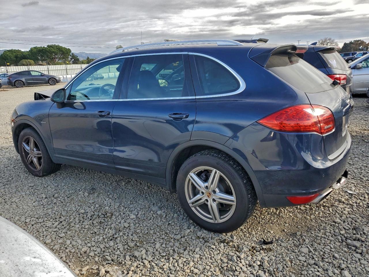 2013 PORSCHE CAYENNE photo 2